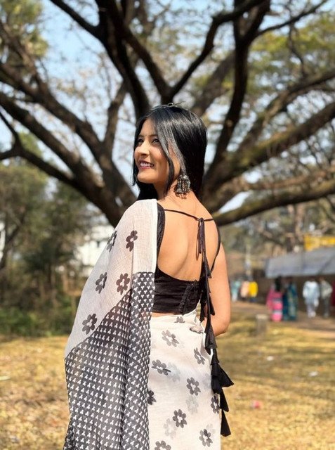 Women's Linen Floral Printed Saree With Unstitched Blouse - 5.5 Mtr (White) - Image 4